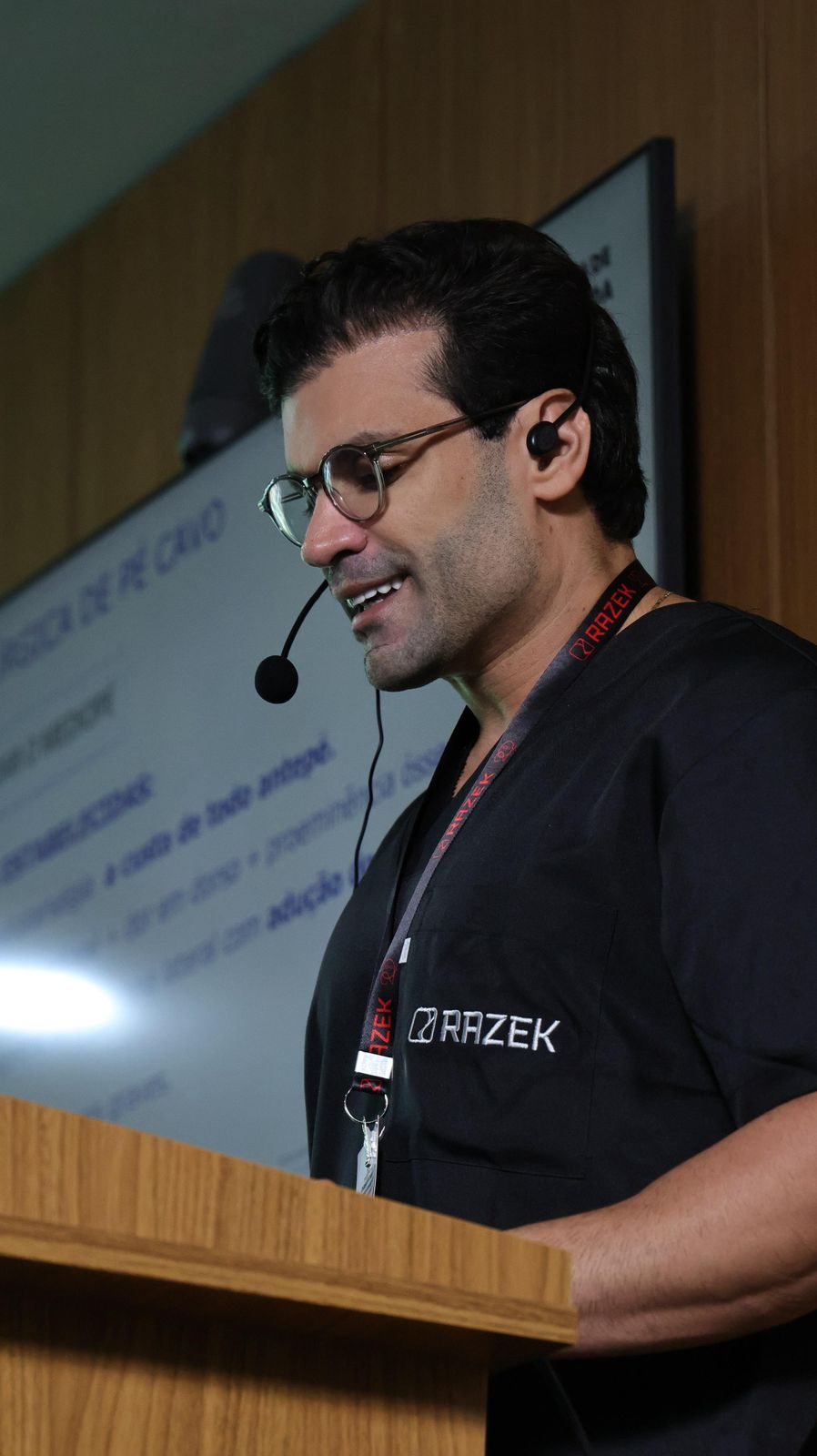 Dr. Gabriel Monteiro ministrando aula sobre cirurgia do pé