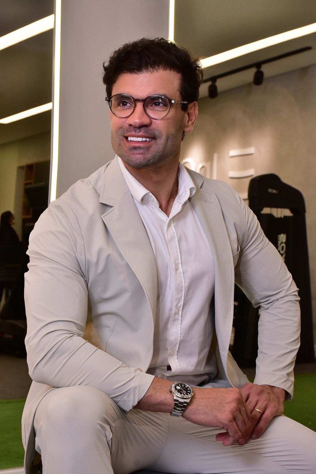 Dr. Gabriel Monteiro em consultório em Recife